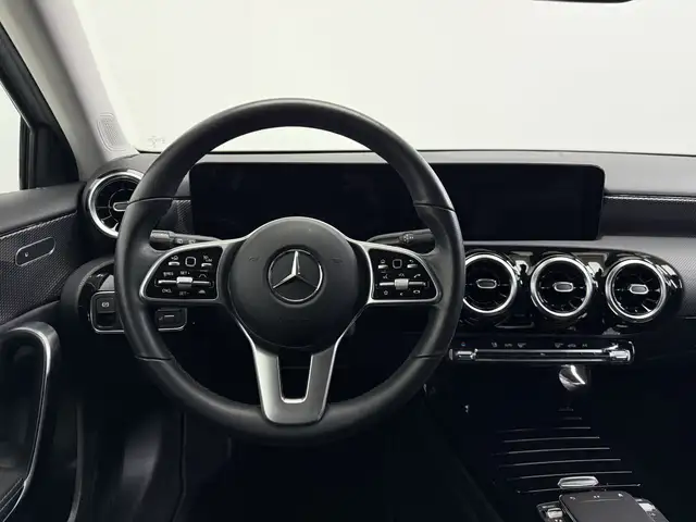 Mercedes-Benz 220 view 11