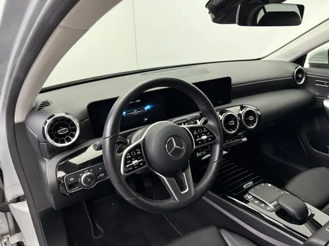 Mercedes-Benz 220 view 9