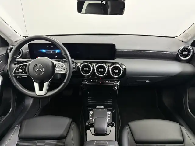 Mercedes-Benz 220 view 10