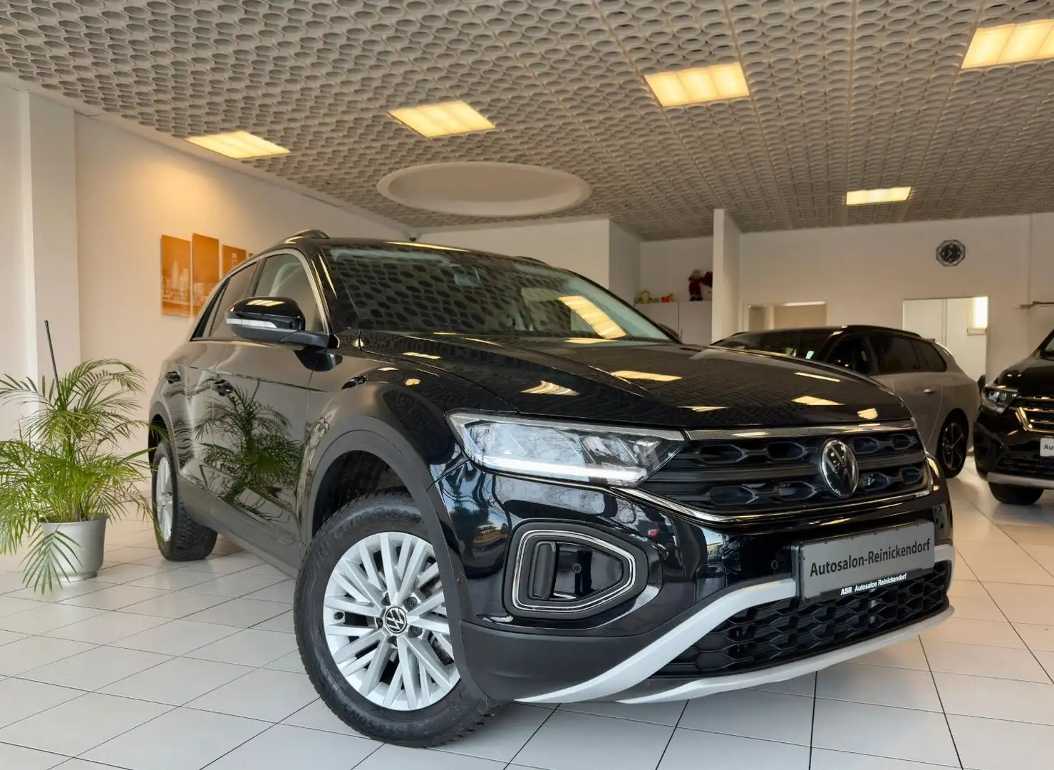 Volkswagen T-Roc 1.5 TSI DSG Life*AHK*LED*Navi*SHZ*PDC* Zwart - 1