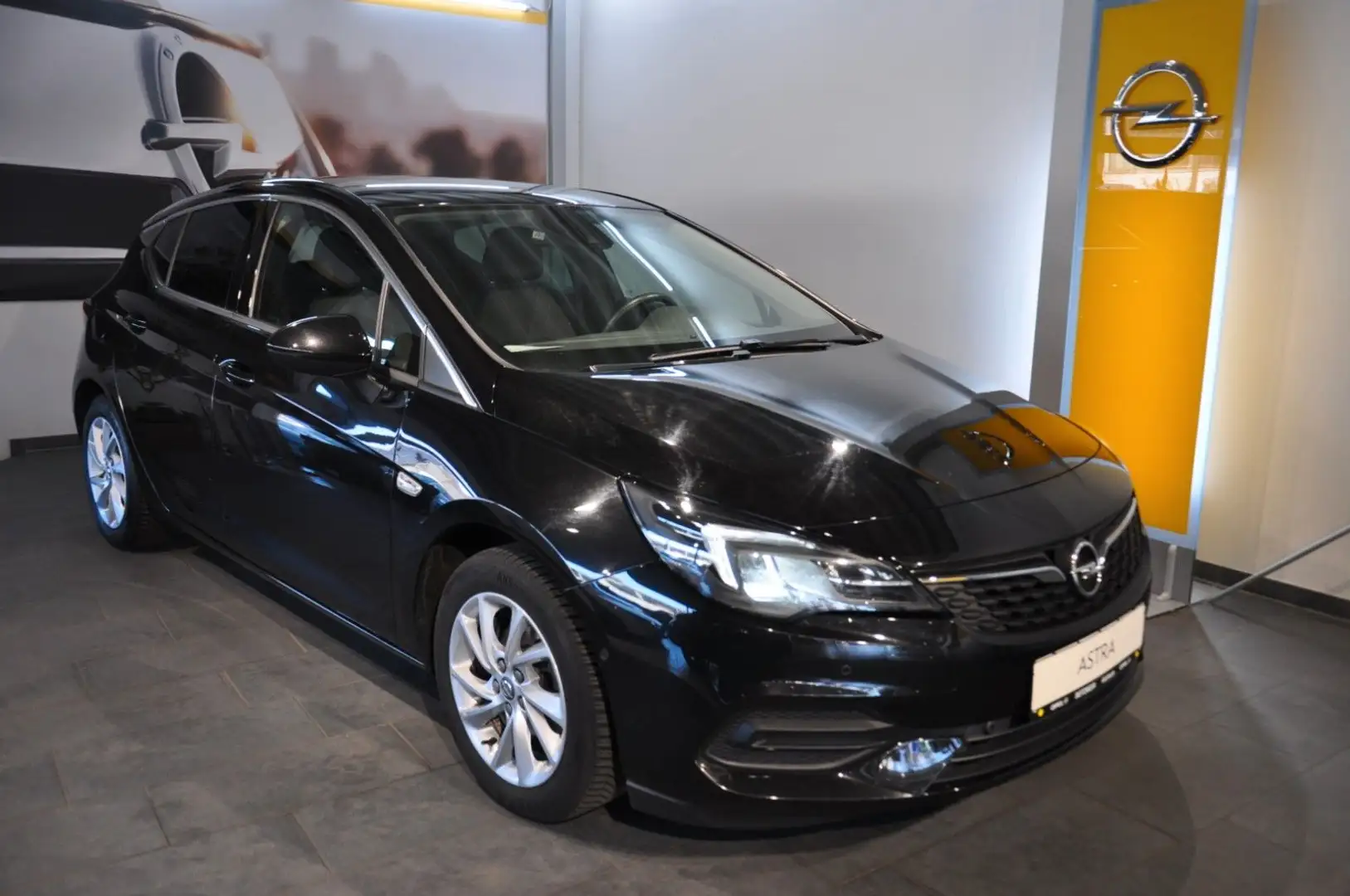 Opel Astra K Lim. 5-trg. Elegance +NAVI+KAMERA+SHZ Schwarz - 1