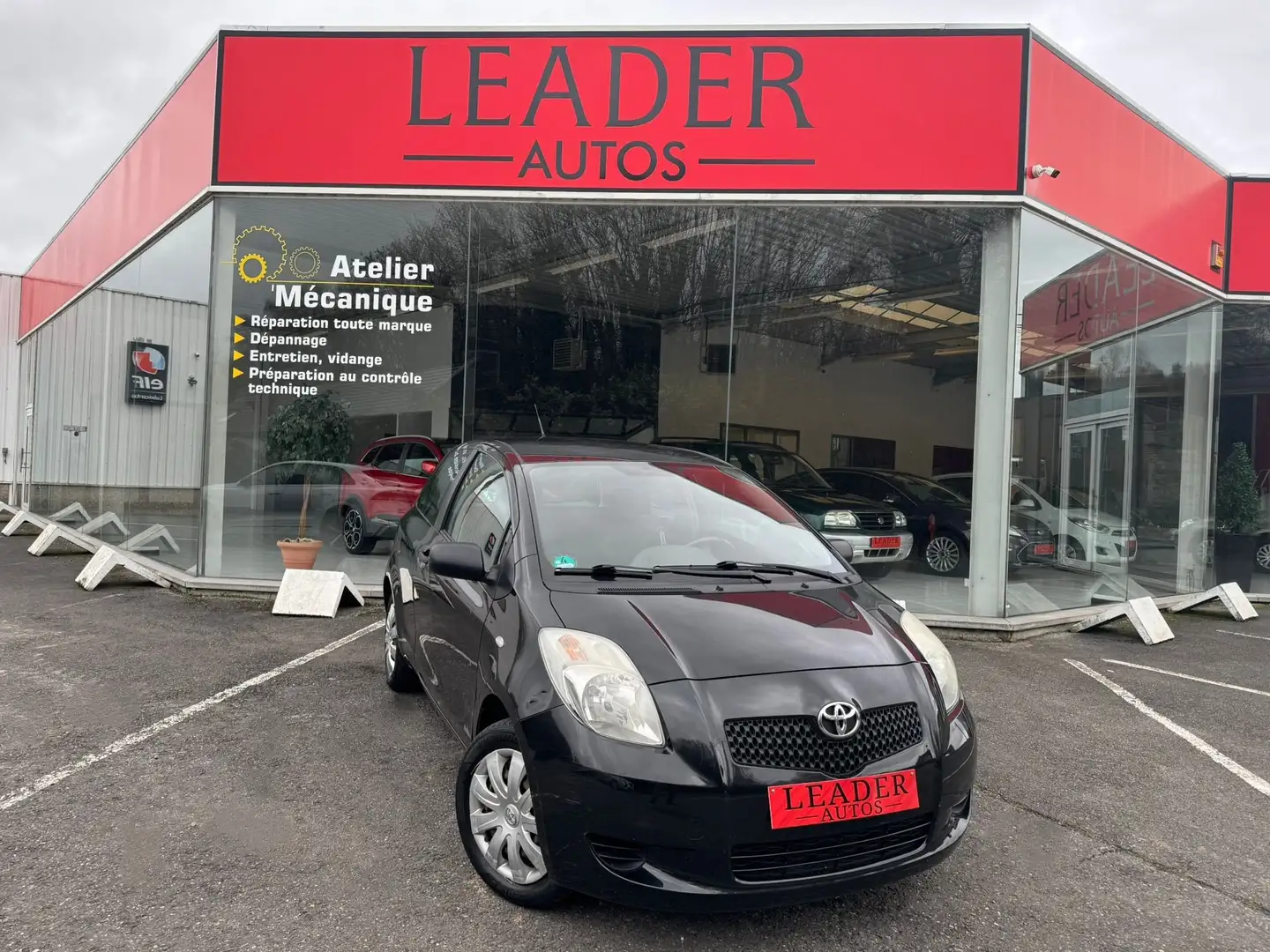 Toyota Yaris 🟩 1.0 ESSENCE 69CV - AIRCO Schwarz - 1