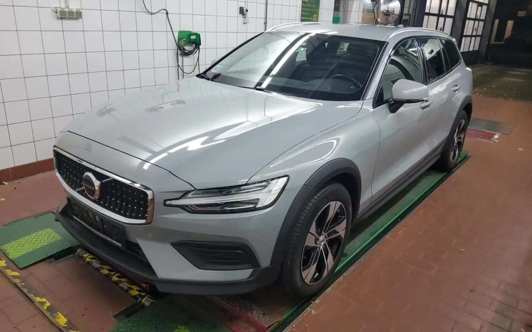 Volvo V60 Cross Country B4 (D) AWD Plus+AHK+WINTERPAK+ Grau - 2