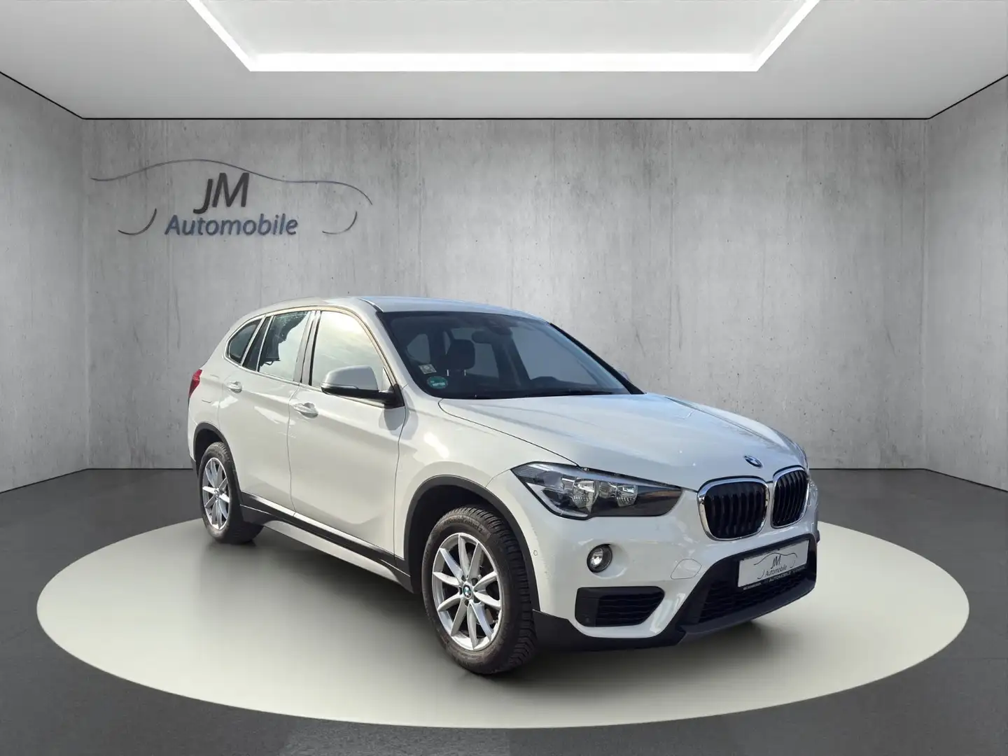BMW X1 sDrive 18 i Advantage Weiß - 1