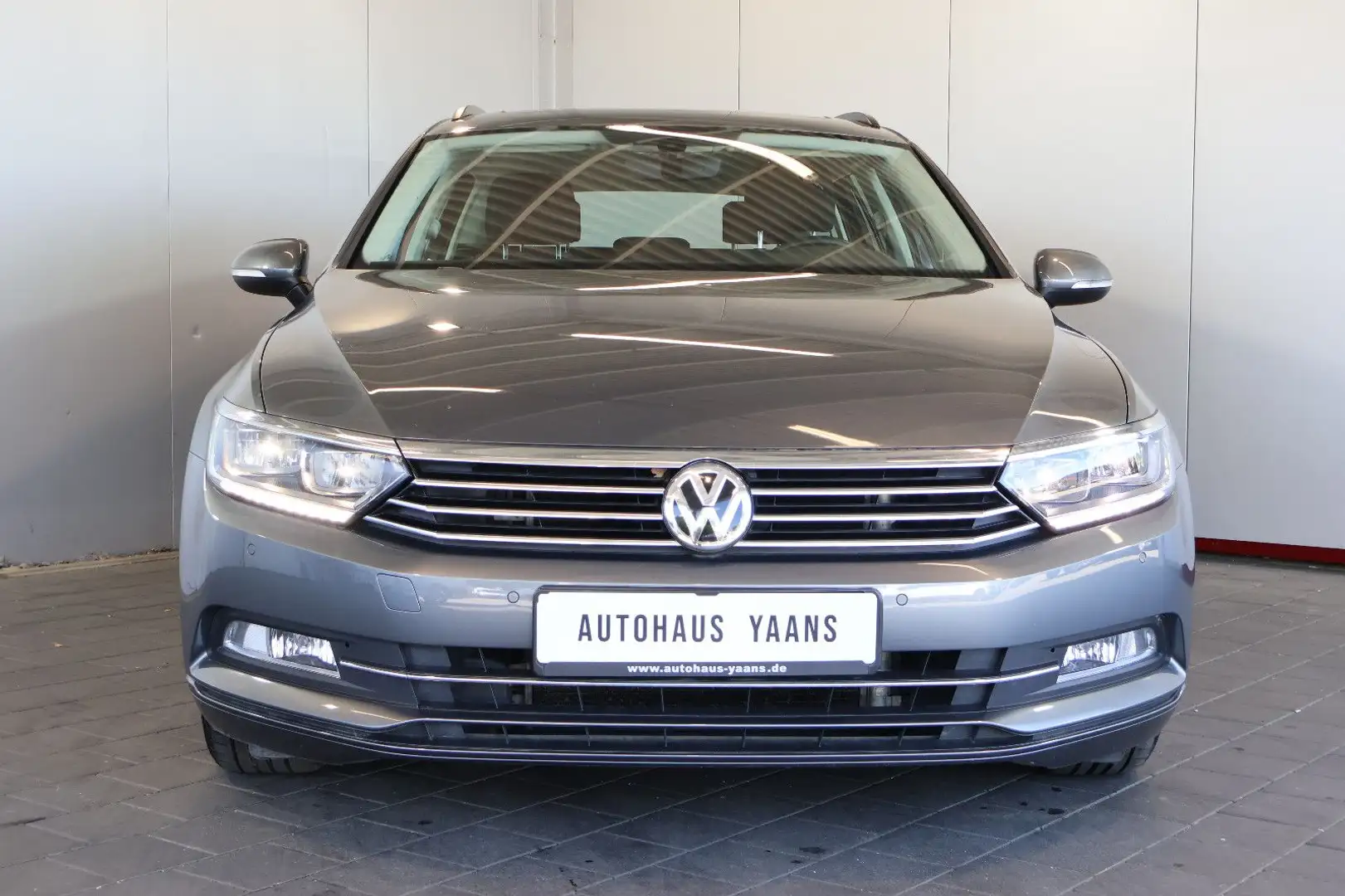 Volkswagen Passat Variant Passat 2.0 TDI Comfortline ACC+LED+PANO+AHK Grau - 2