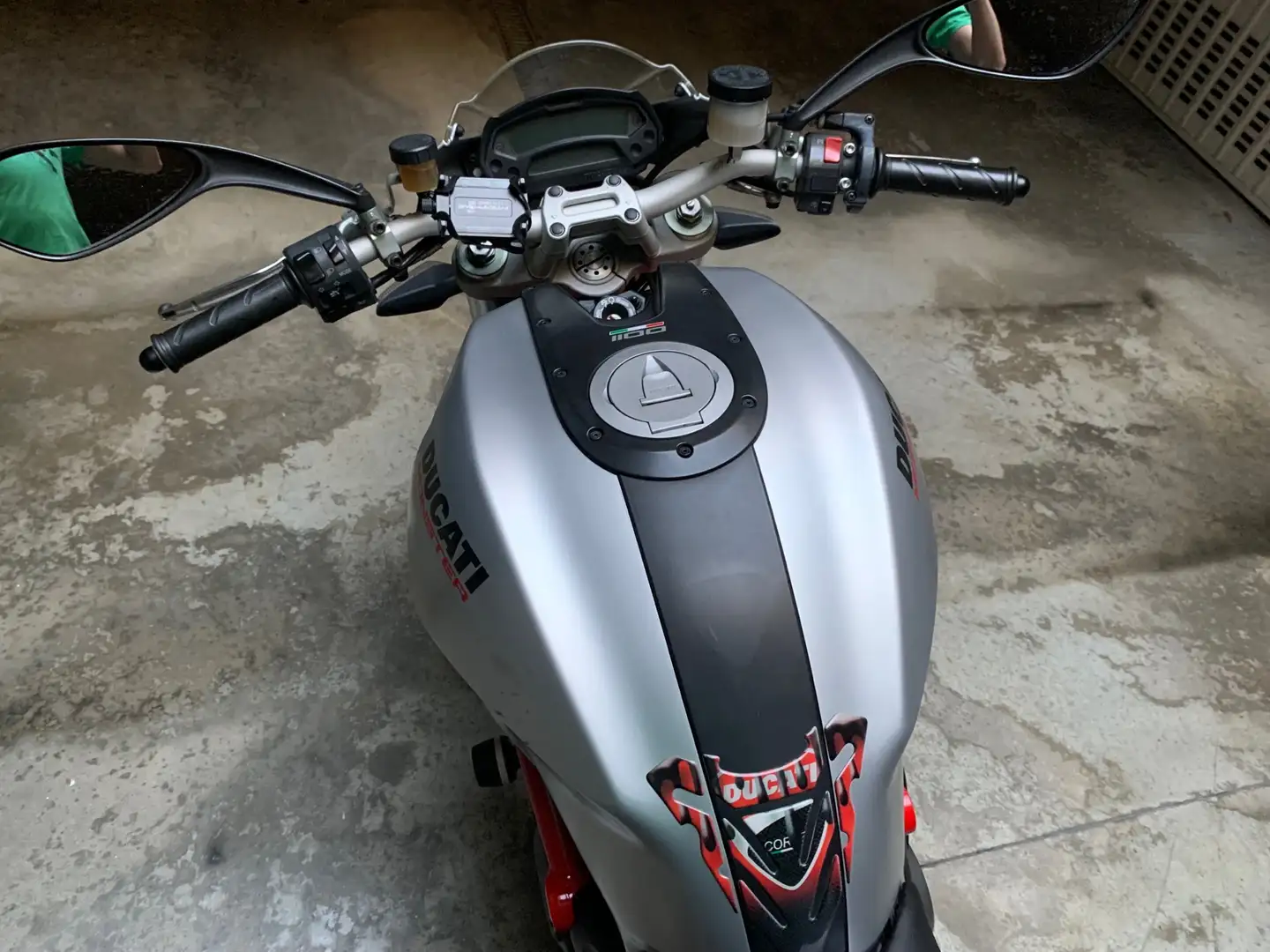 Ducati Monster 1100 siva - 2