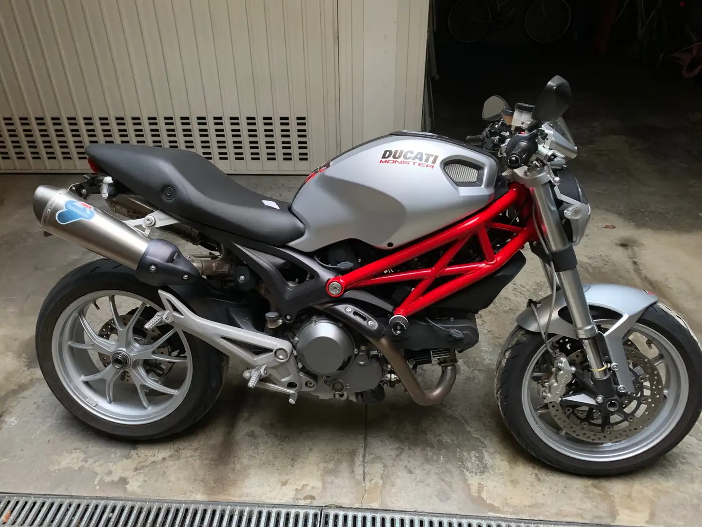Ducati Monster 1100 Grey - 1