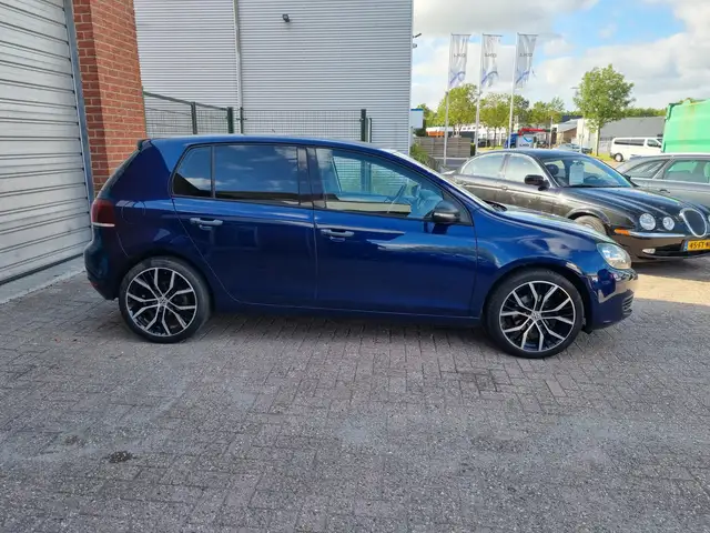 Volkswagen Golf view 3