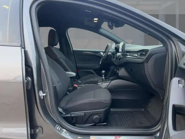 Ford Focus view 8