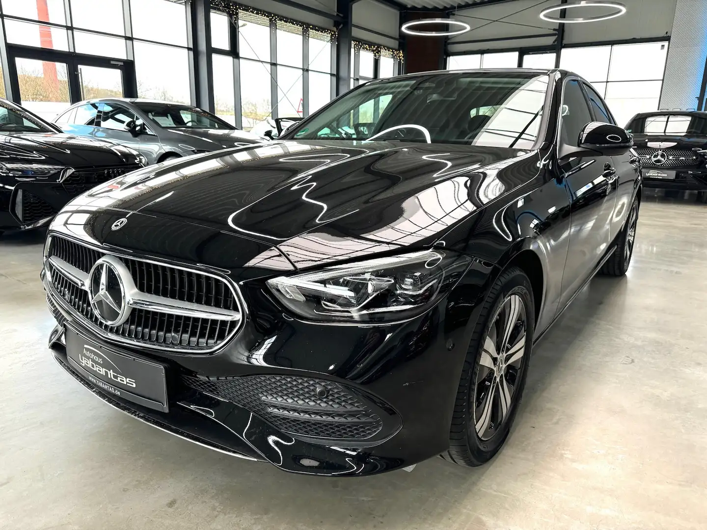 Mercedes-Benz C 300 e Avangarde Kamera Memory Pano Burmester KEYLESS A crna - 1