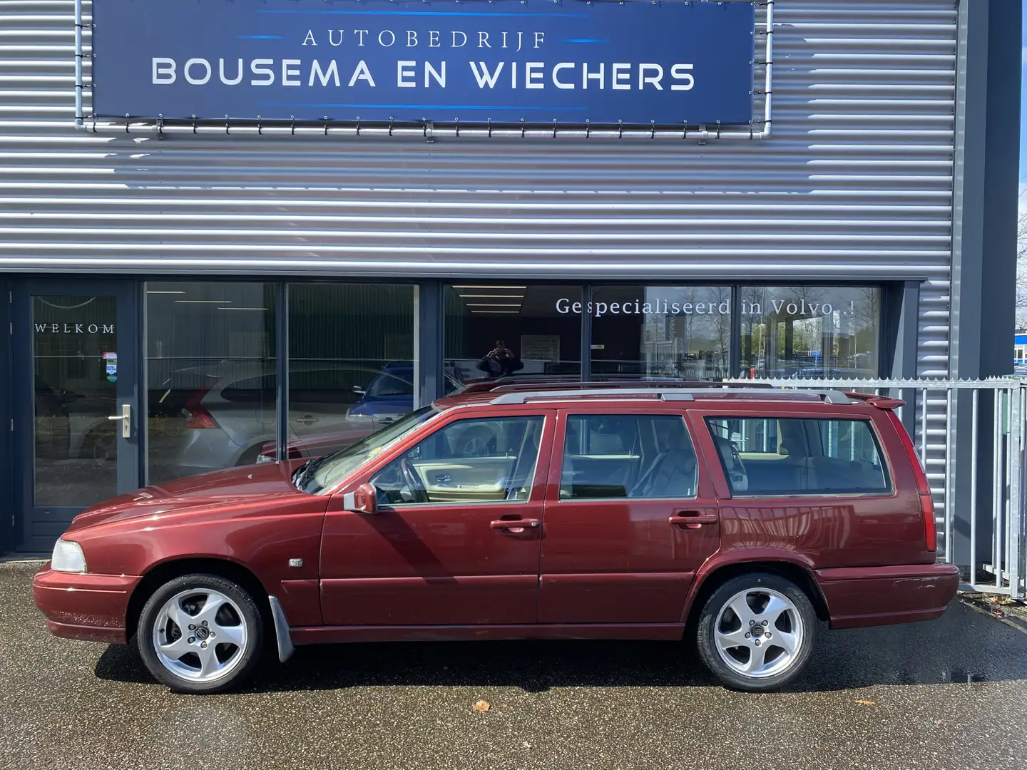 Volvo V70 2.4 Europa Exclusive Trekhaak+Clima Rood - 2