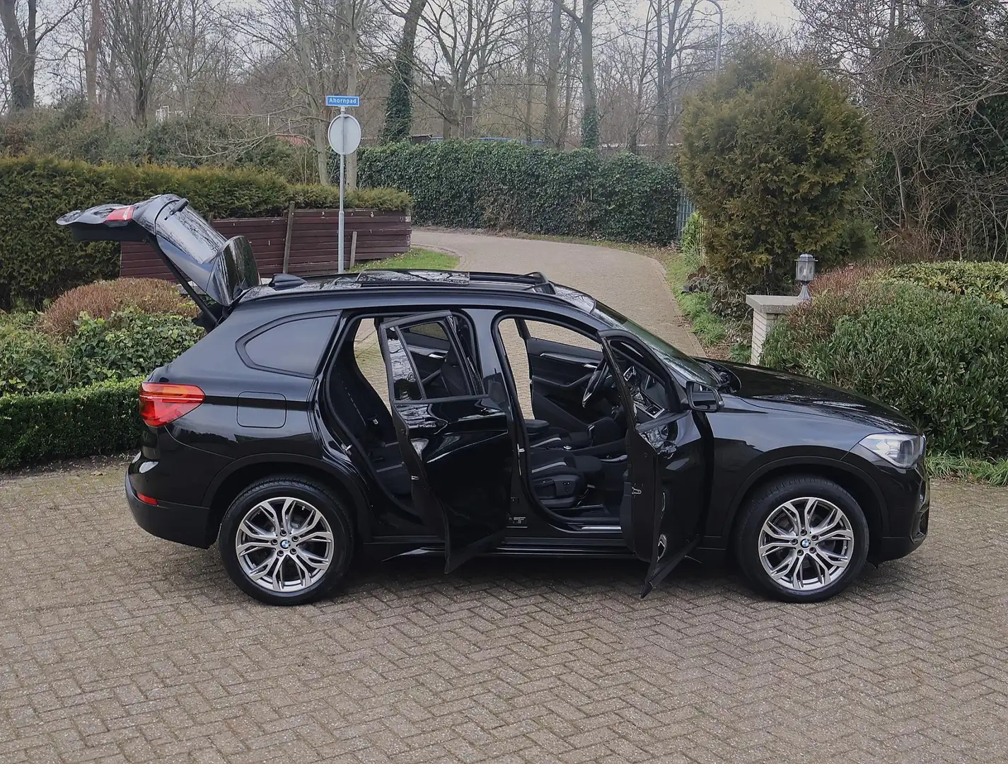 BMW X1 SDrive18i SportLine Panodak/Navi/Stoelverw/Sportst Zwart - 2