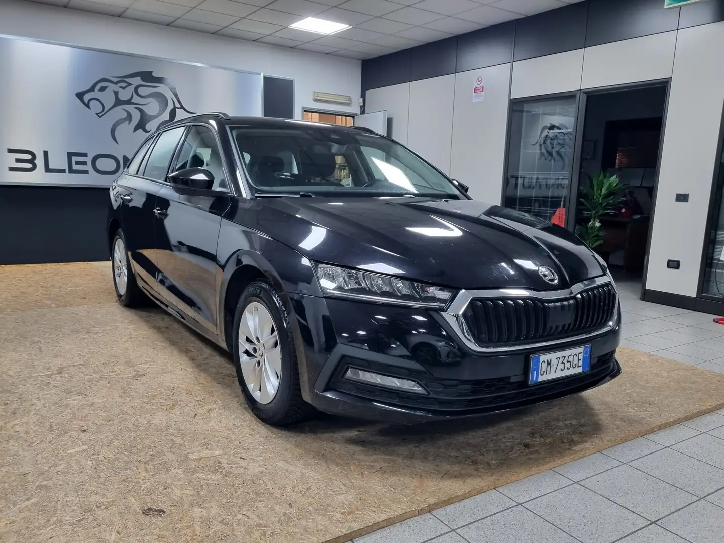 Skoda Octavia 2.0 TDI EVO SCR DSG Wagon Executive Schwarz - 2
