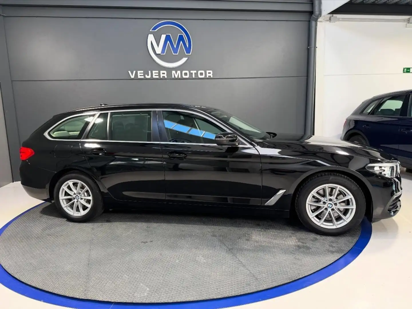 BMW 520 Familiar Automático de Puertas Noir - 2