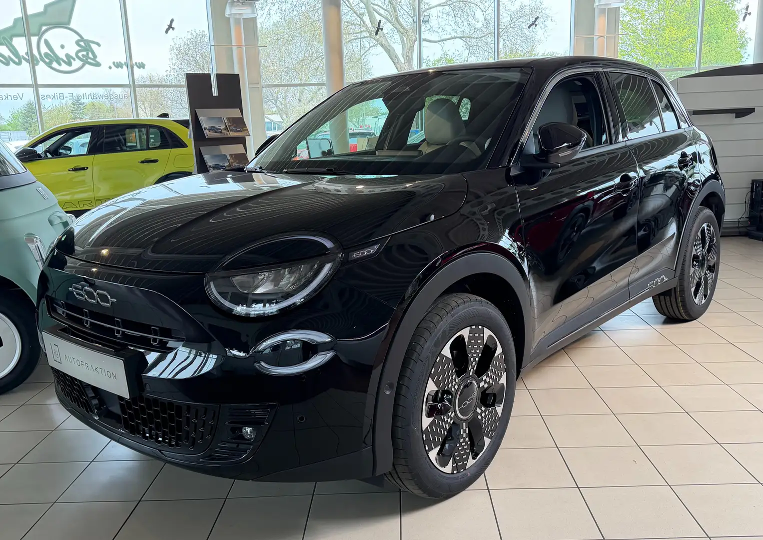 Fiat 600 Hybrid La Prima Schwarz - 1