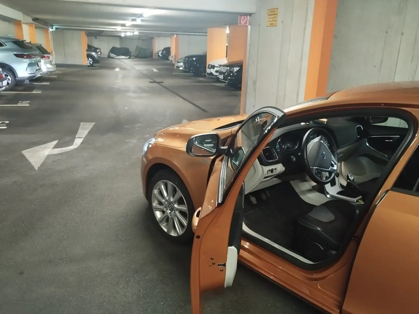 Volvo V40 Cross Country V40 Cross Country D4 Kinetic Kinetic Orange - 1