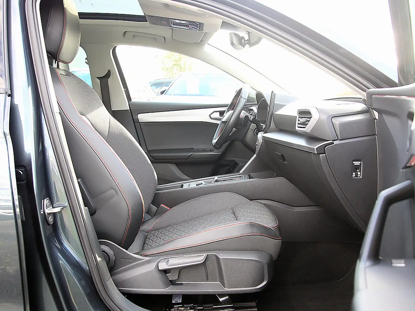 SEAT Leon Sportstourer 1.5 TSI FR DSG NAVI PANO AH Grau - 2