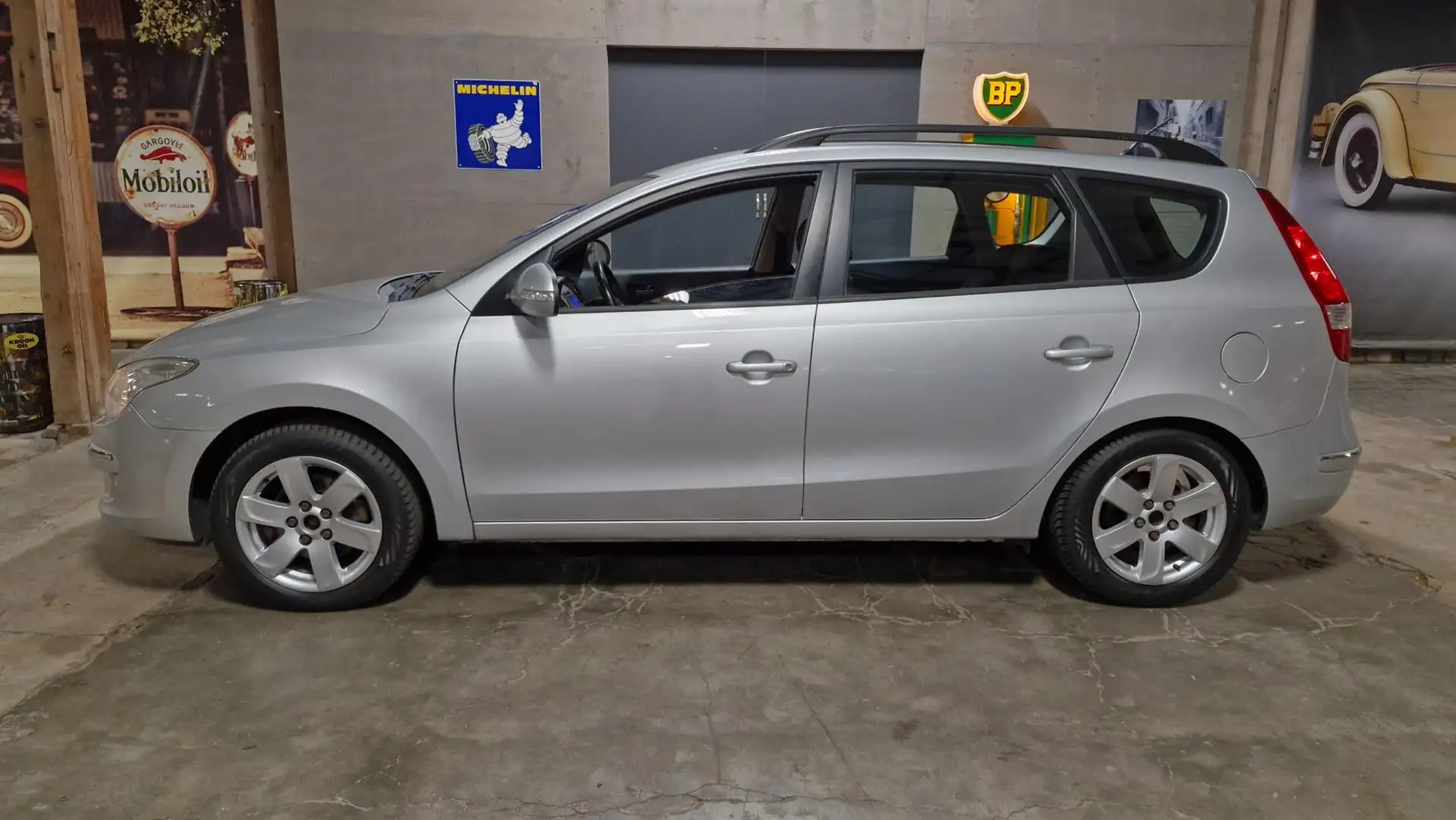 Hyundai i30 CW 2.0i Style 143PK | Rijklaar | Clima | LMV | Ele Silber - 2