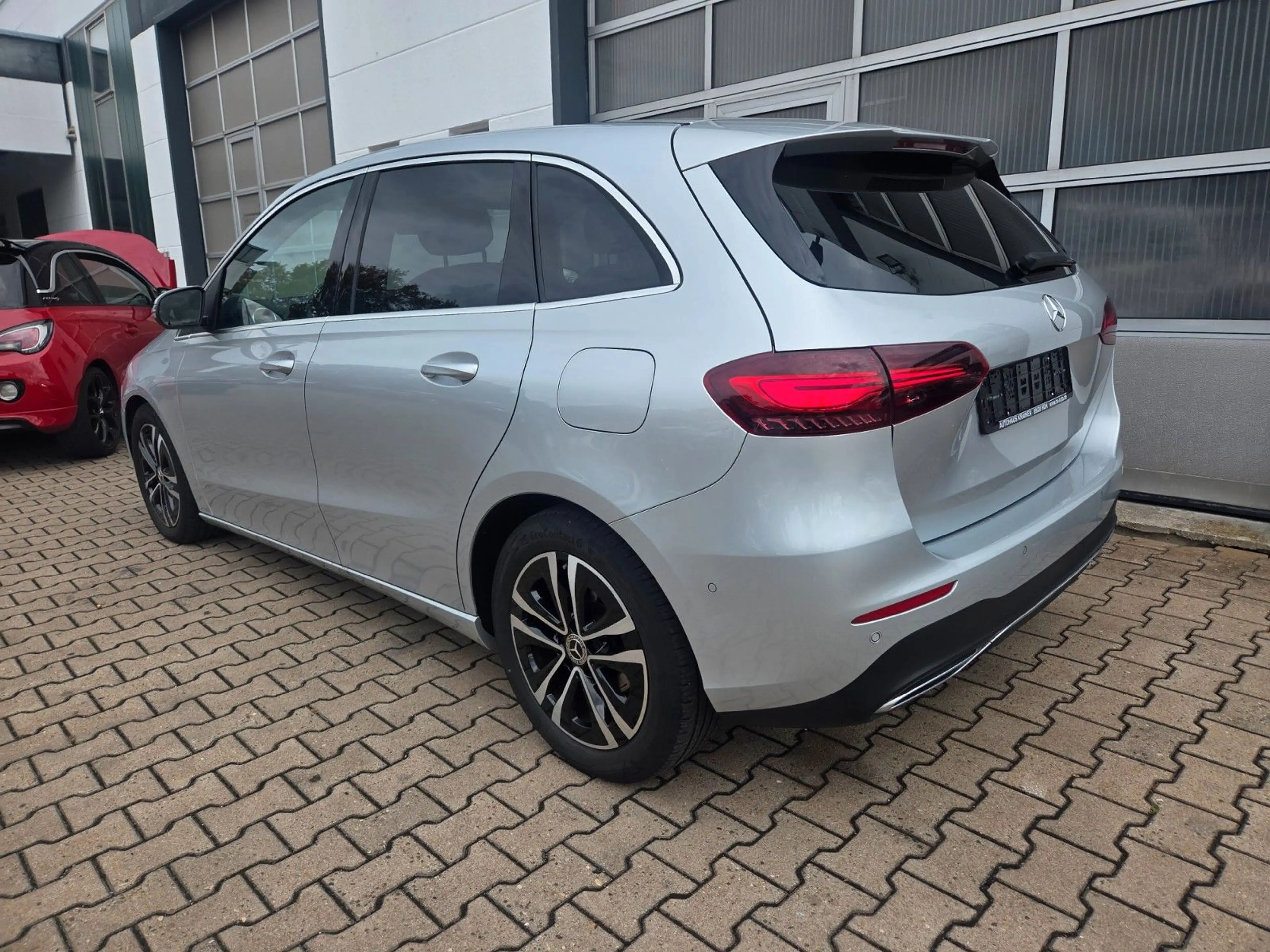 Mercedes-Benz B 200 d Autom./1.HD/MWST/S-HEFT/NAVI/CAM/AHK/LED — photo 3