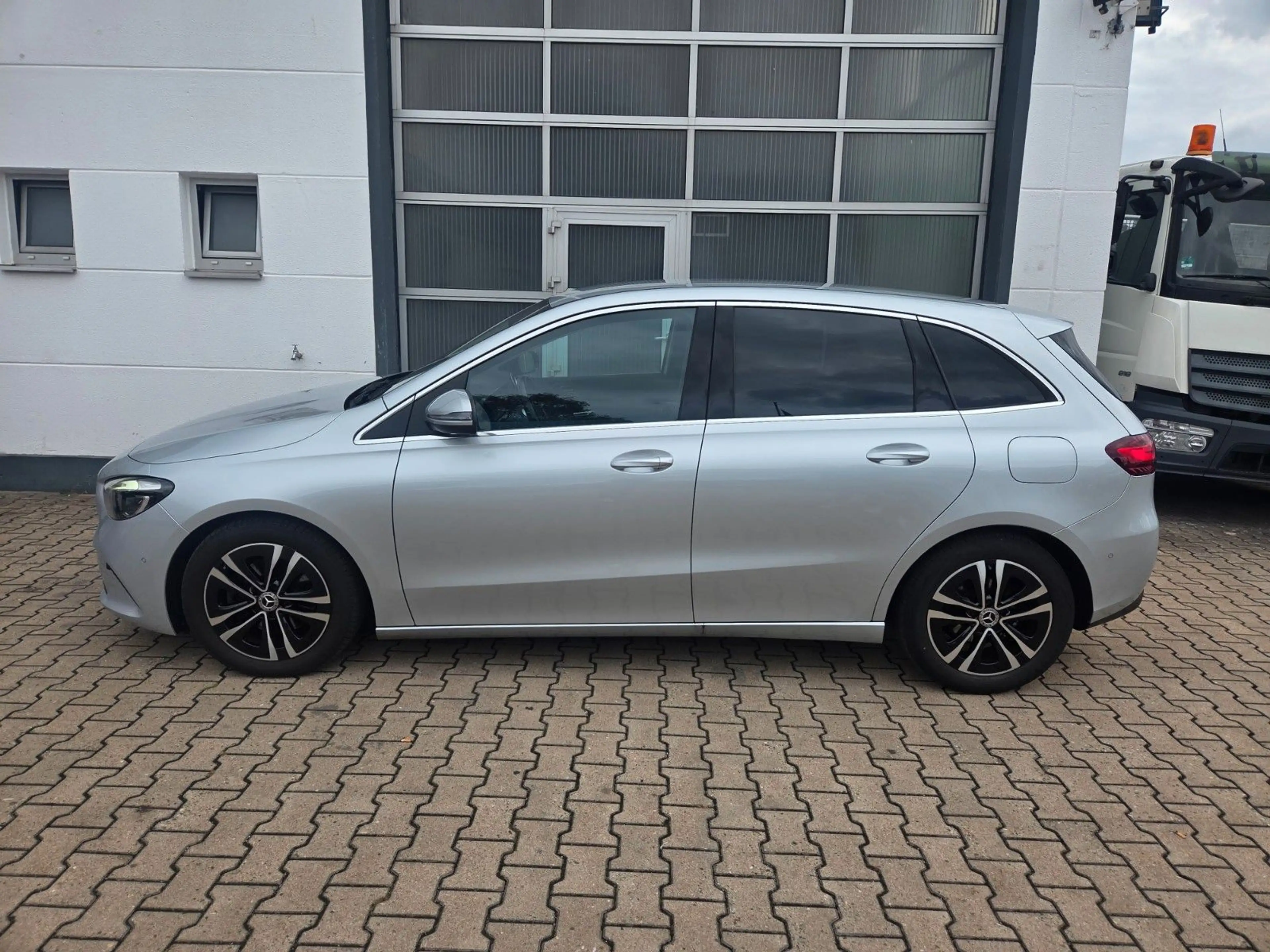Mercedes-Benz B 200 d Autom./1.HD/MWST/S-HEFT/NAVI/CAM/AHK/LED — photo 2