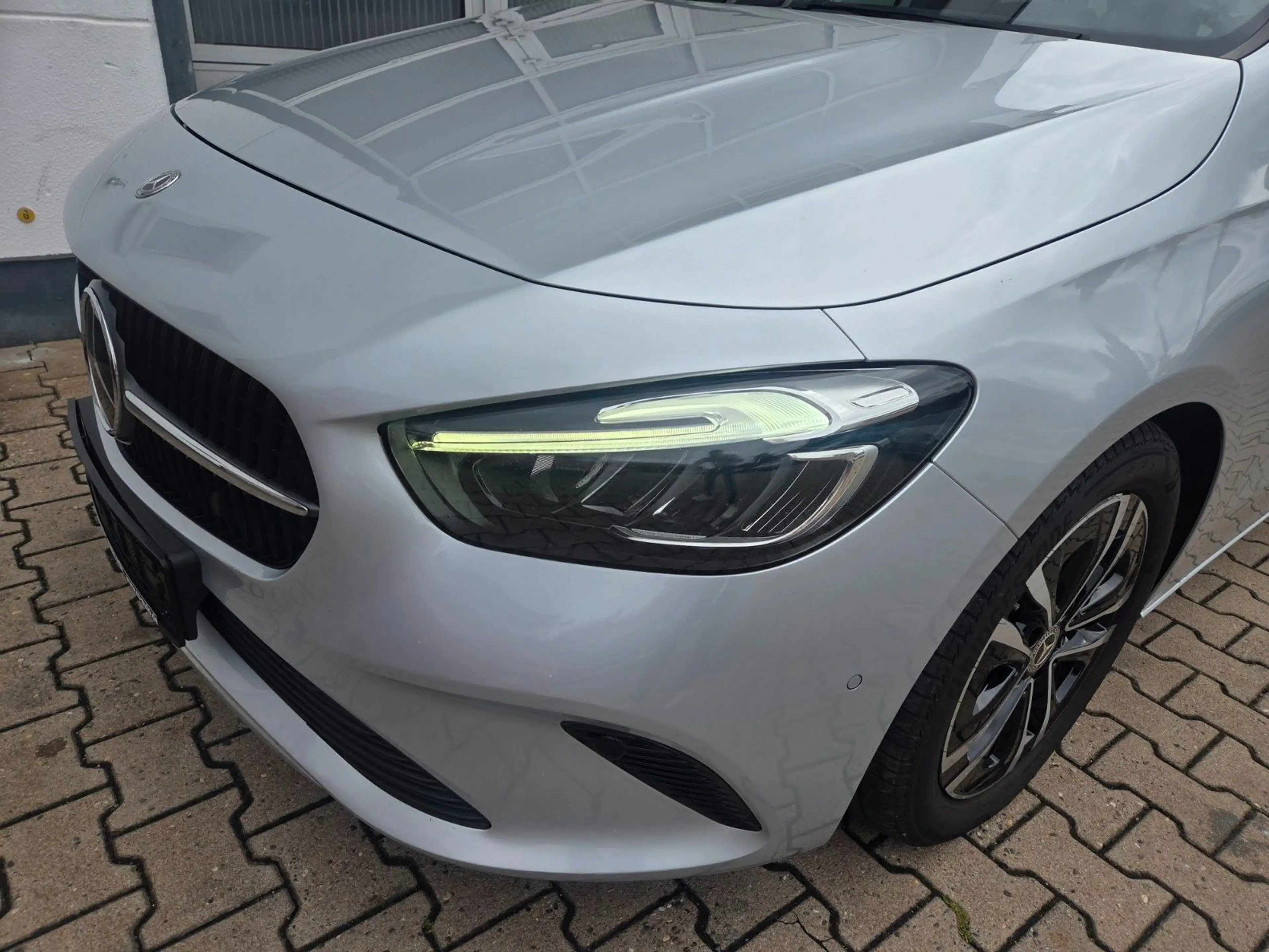 Mercedes-Benz B 200 d Autom./1.HD/MWST/S-HEFT/NAVI/CAM/AHK/LED — photo 6