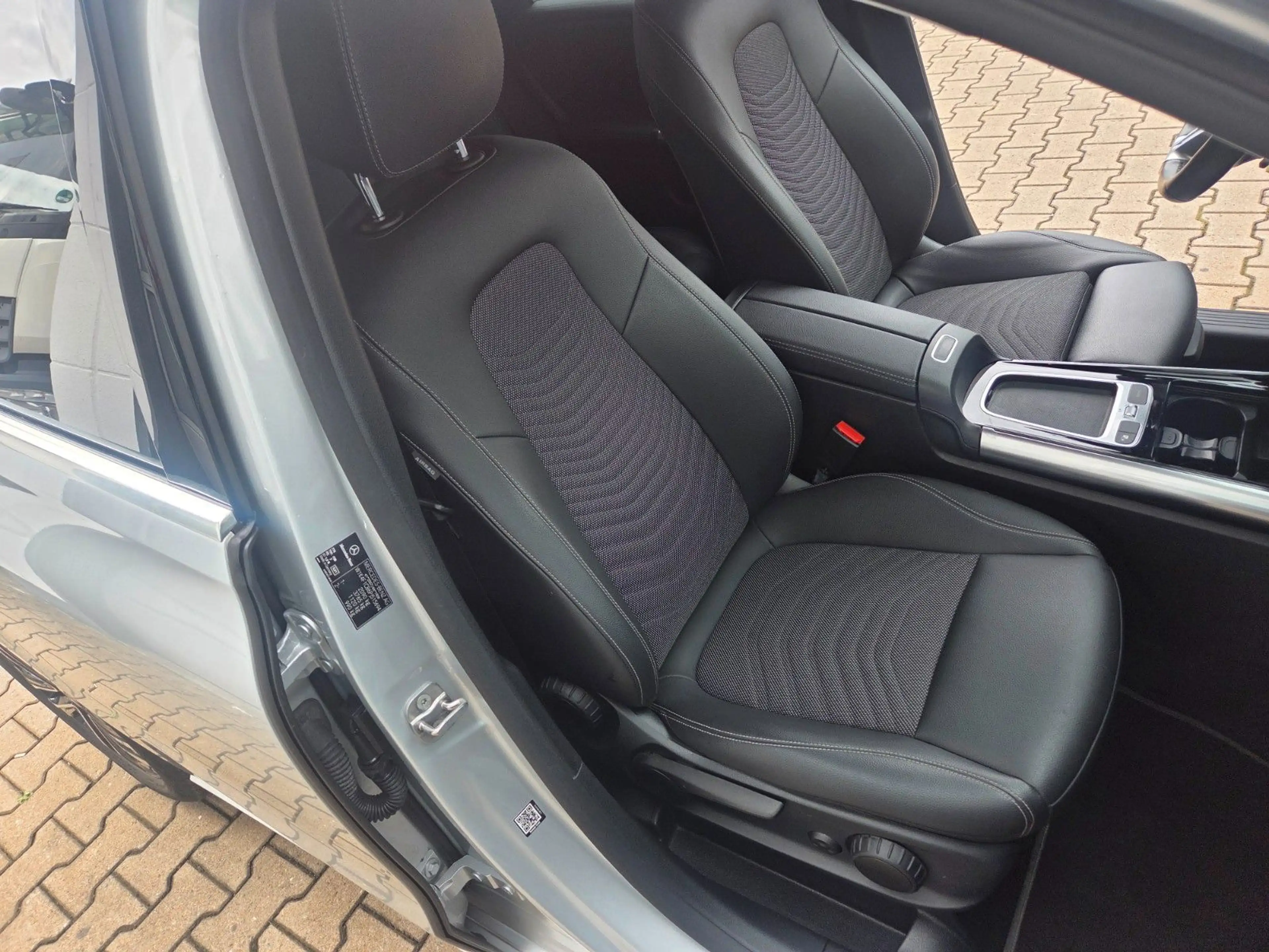 Mercedes-Benz B 200 d Autom./1.HD/MWST/S-HEFT/NAVI/CAM/AHK/LED — photo 12