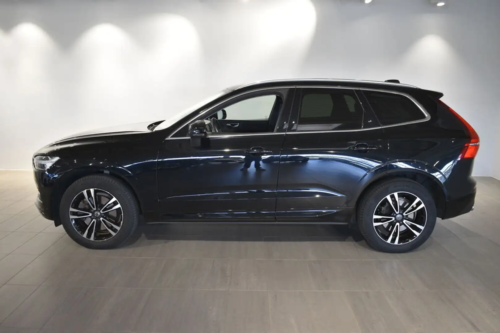 Volvo XC60 D4 Momentum AWD Geartronic Noir - 2