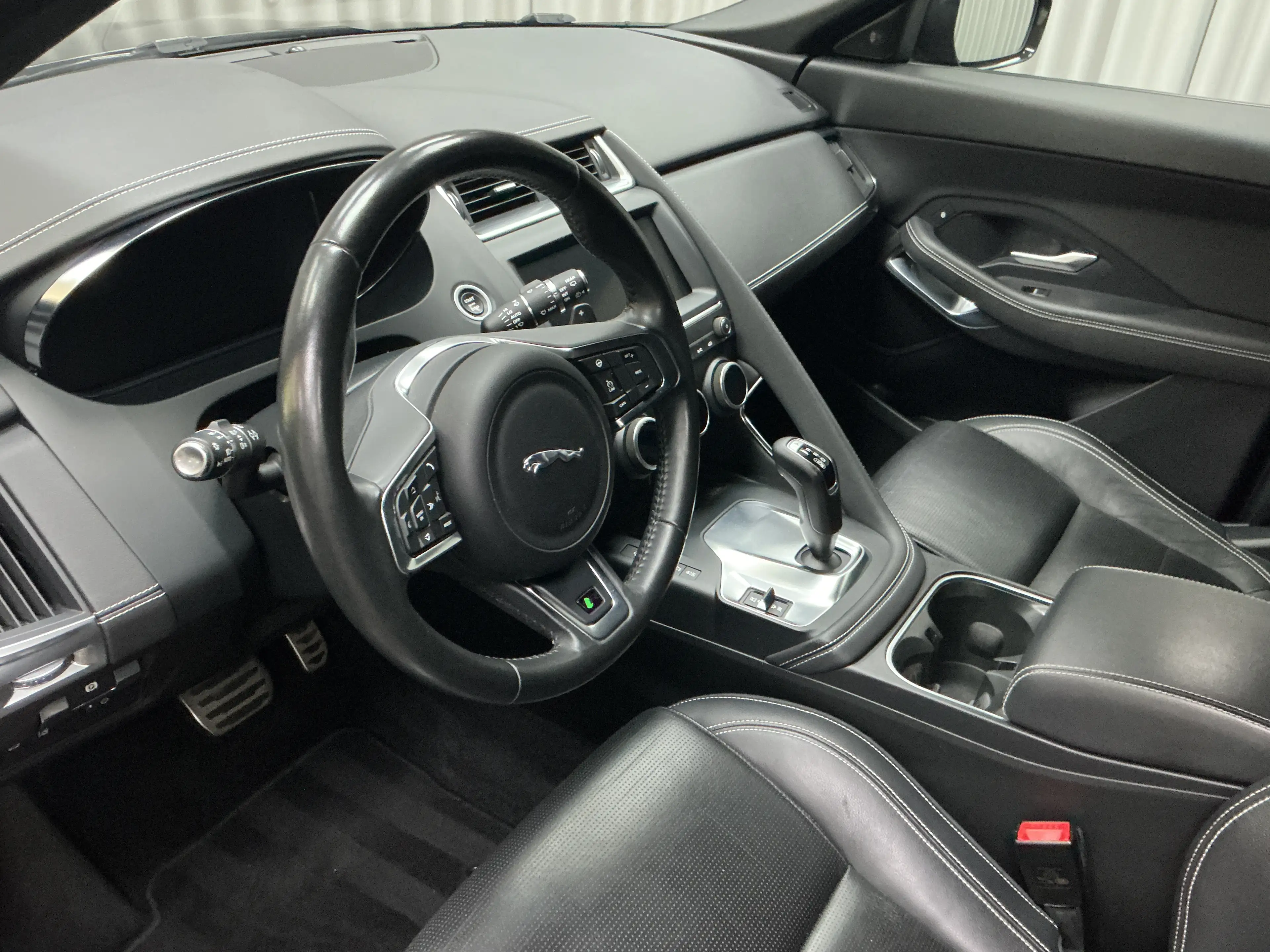 Jaguar E-Pace 2.0 T AWD R-Dynamic S — photo 15