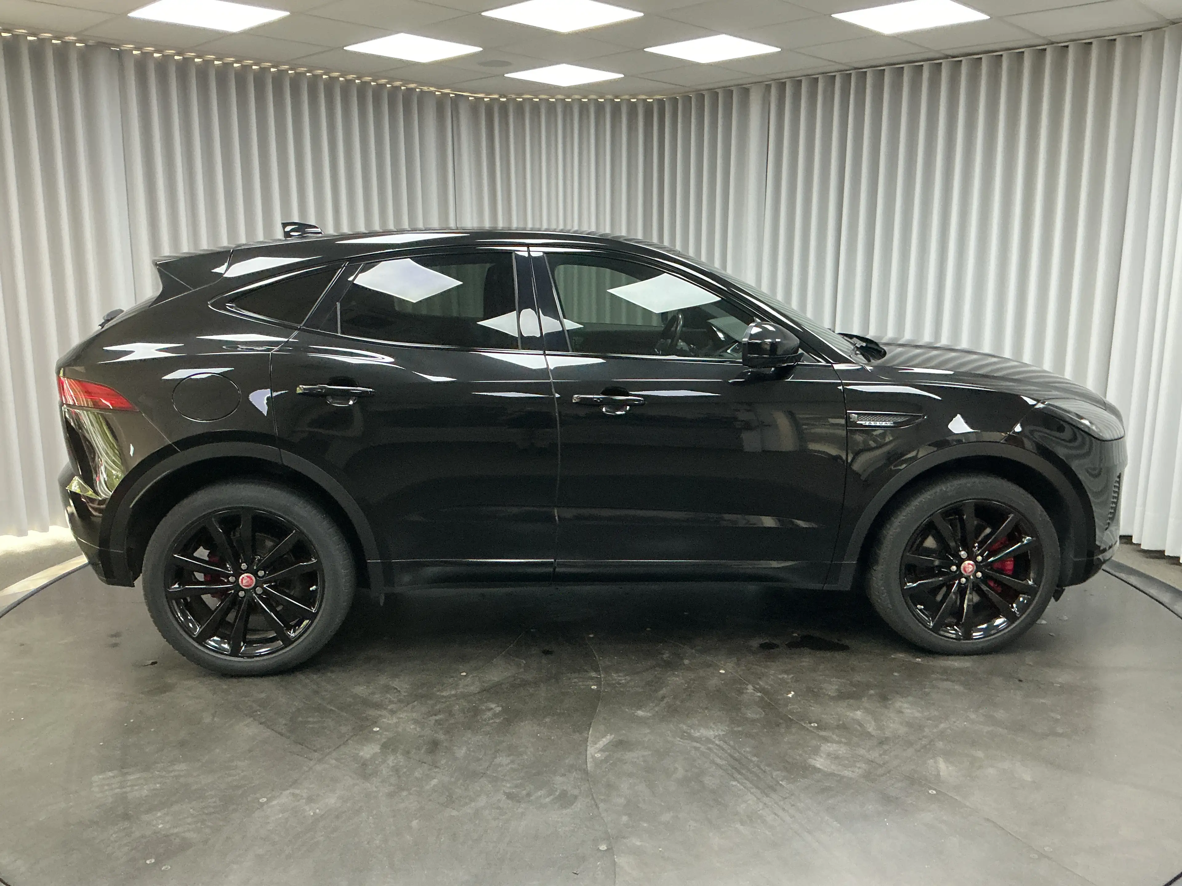 Jaguar E-Pace 2.0 T AWD R-Dynamic S — photo 8