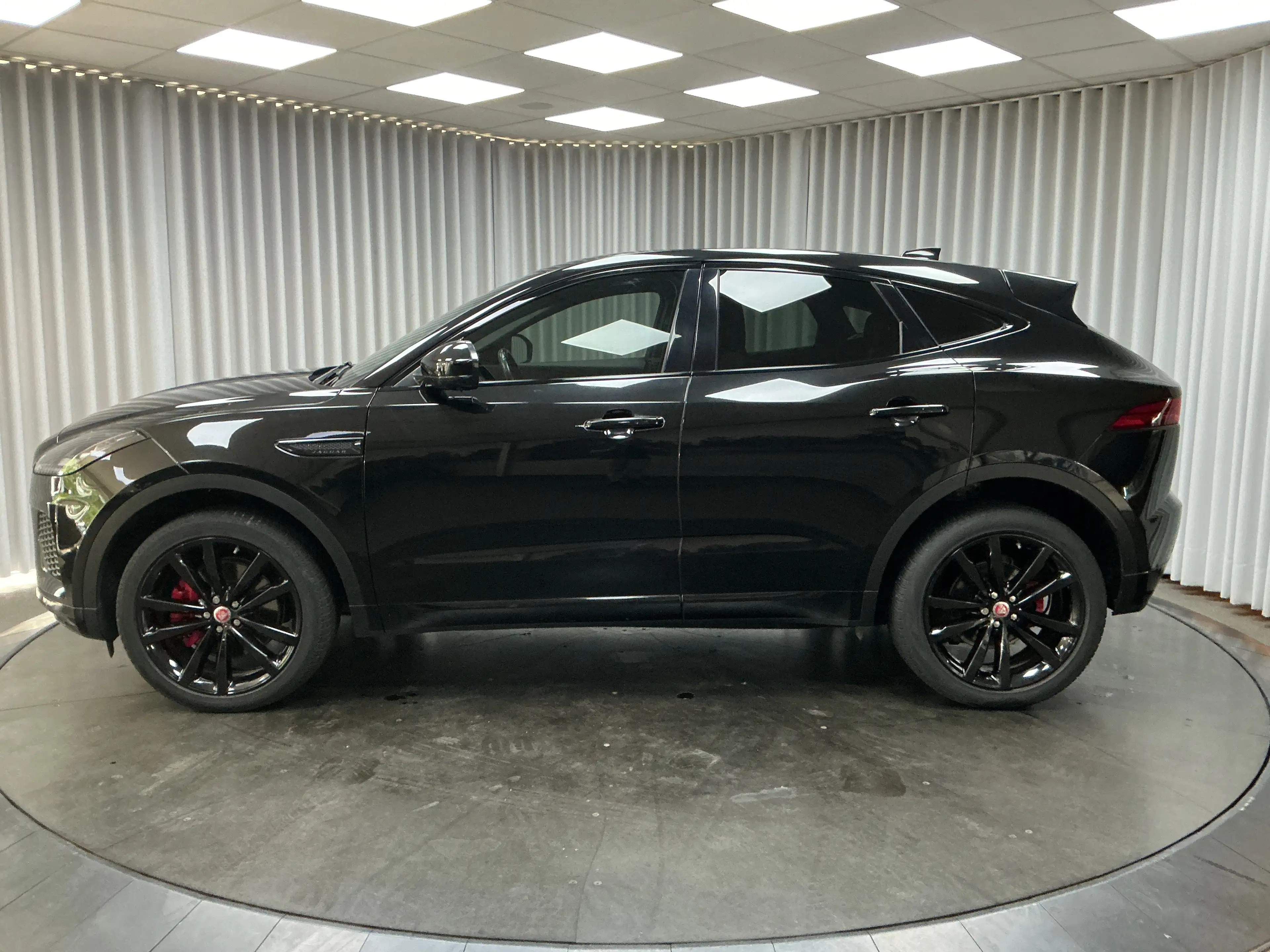 Jaguar E-Pace 2.0 T AWD R-Dynamic S — photo 4