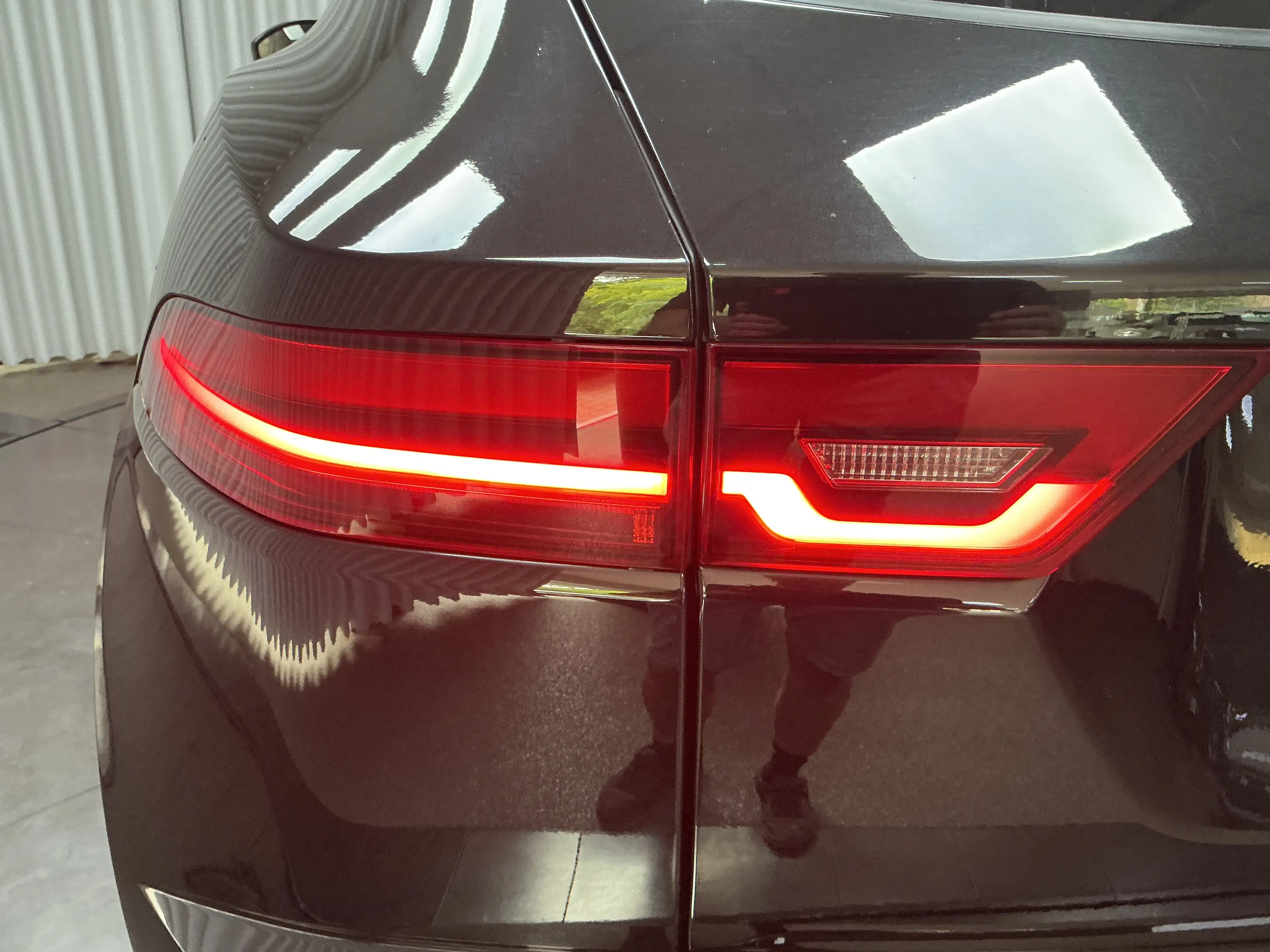 Jaguar E-Pace 2.0 T AWD R-Dynamic S — photo 10