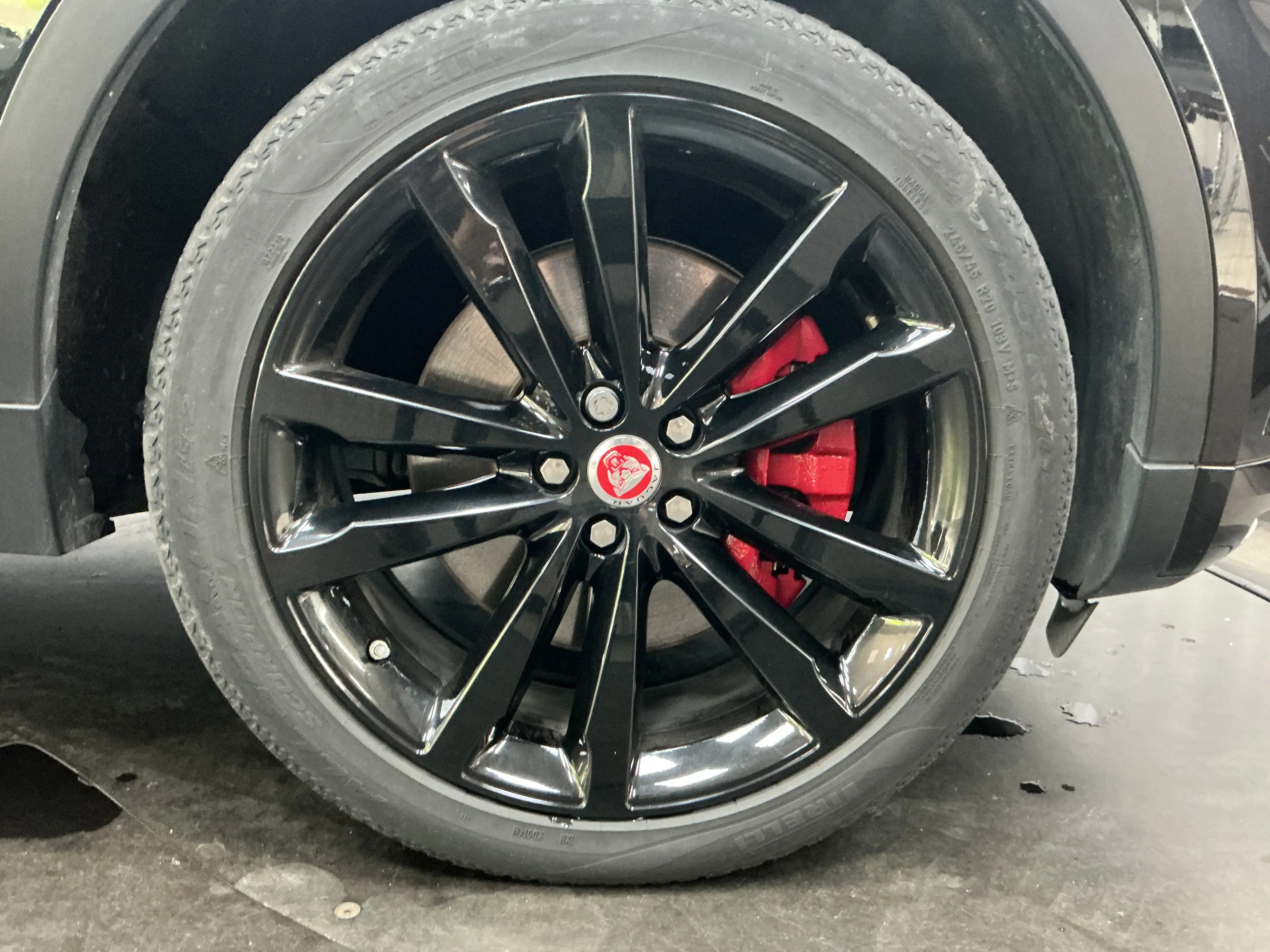 Jaguar E-Pace 2.0 T AWD R-Dynamic S — photo 11