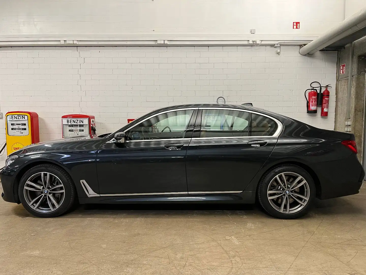 BMW 750 i xDrive siva - 1