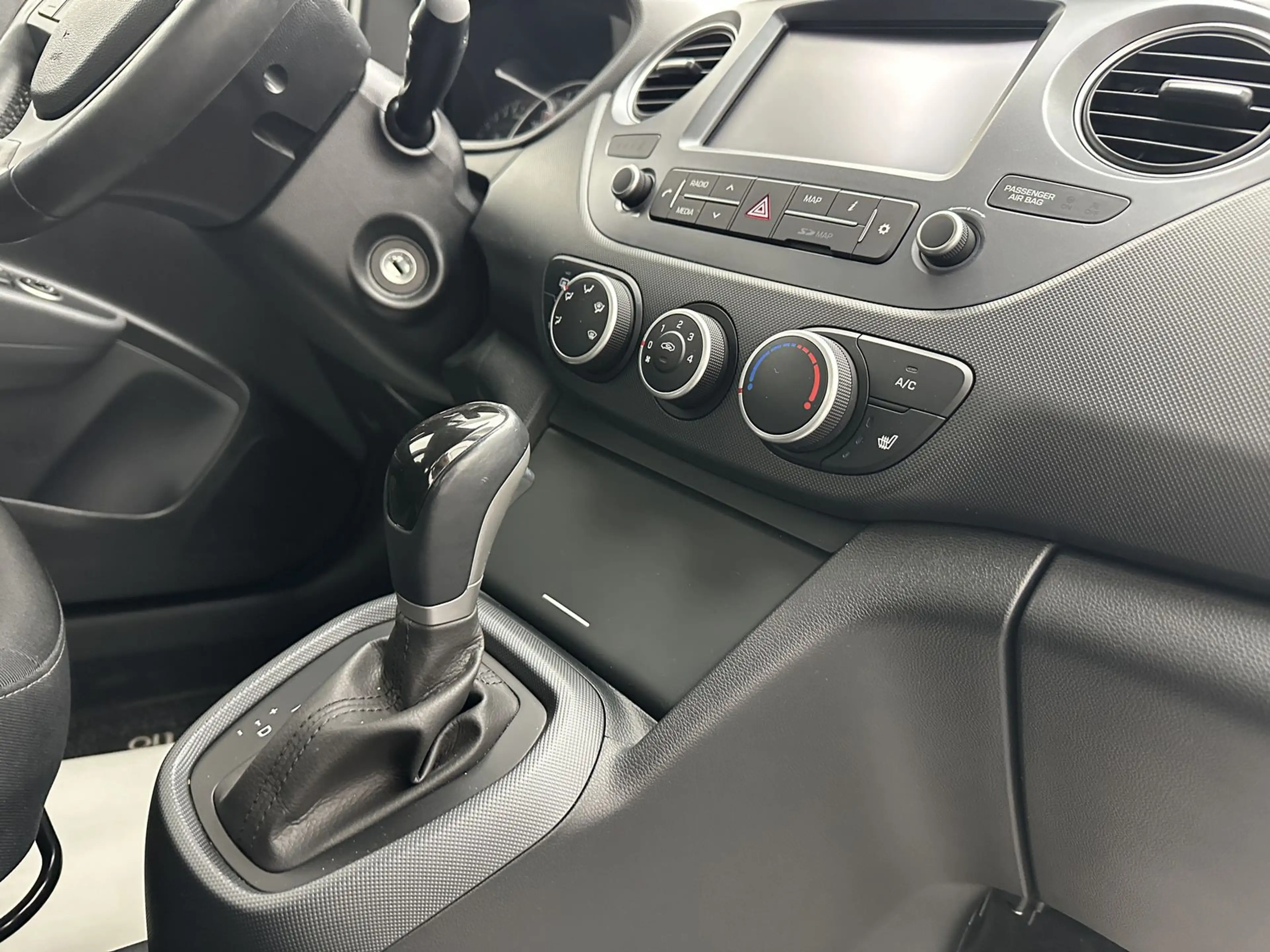 Hyundai i10 Style "1 HAND-NAVI-SITZH-MULTI-BLUET" — photo 10