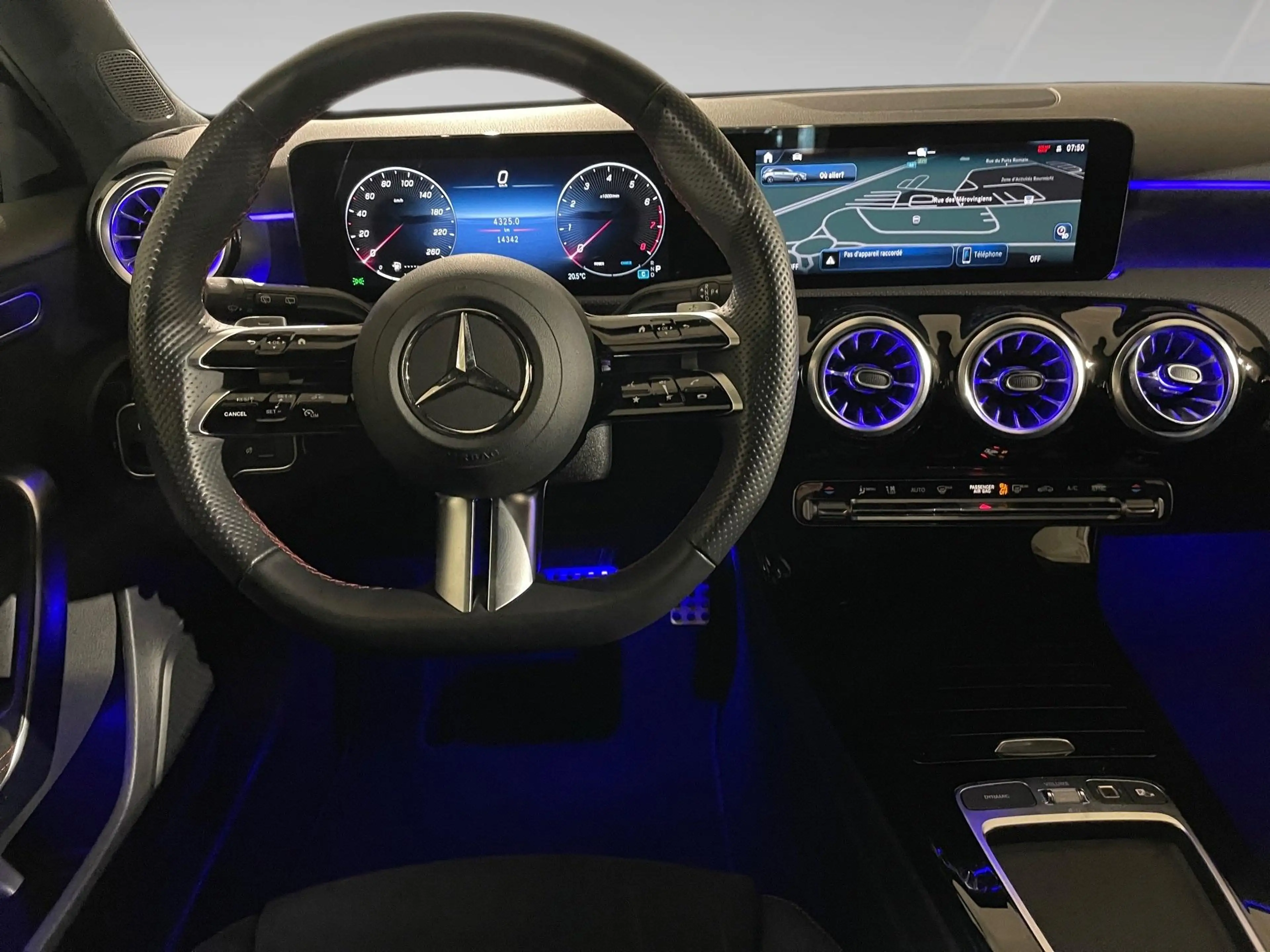 Mercedes-Benz A 200 1.3 hatchback AMG EDITION — photo 6