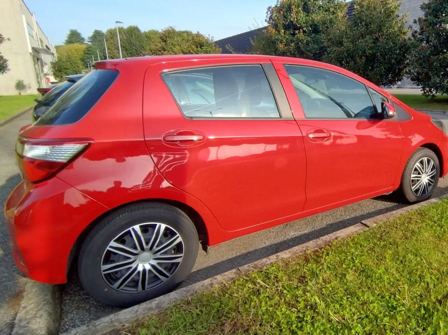 Toyota Yaris Yaris 5p 1.0 Cool my18 Rosso - 1