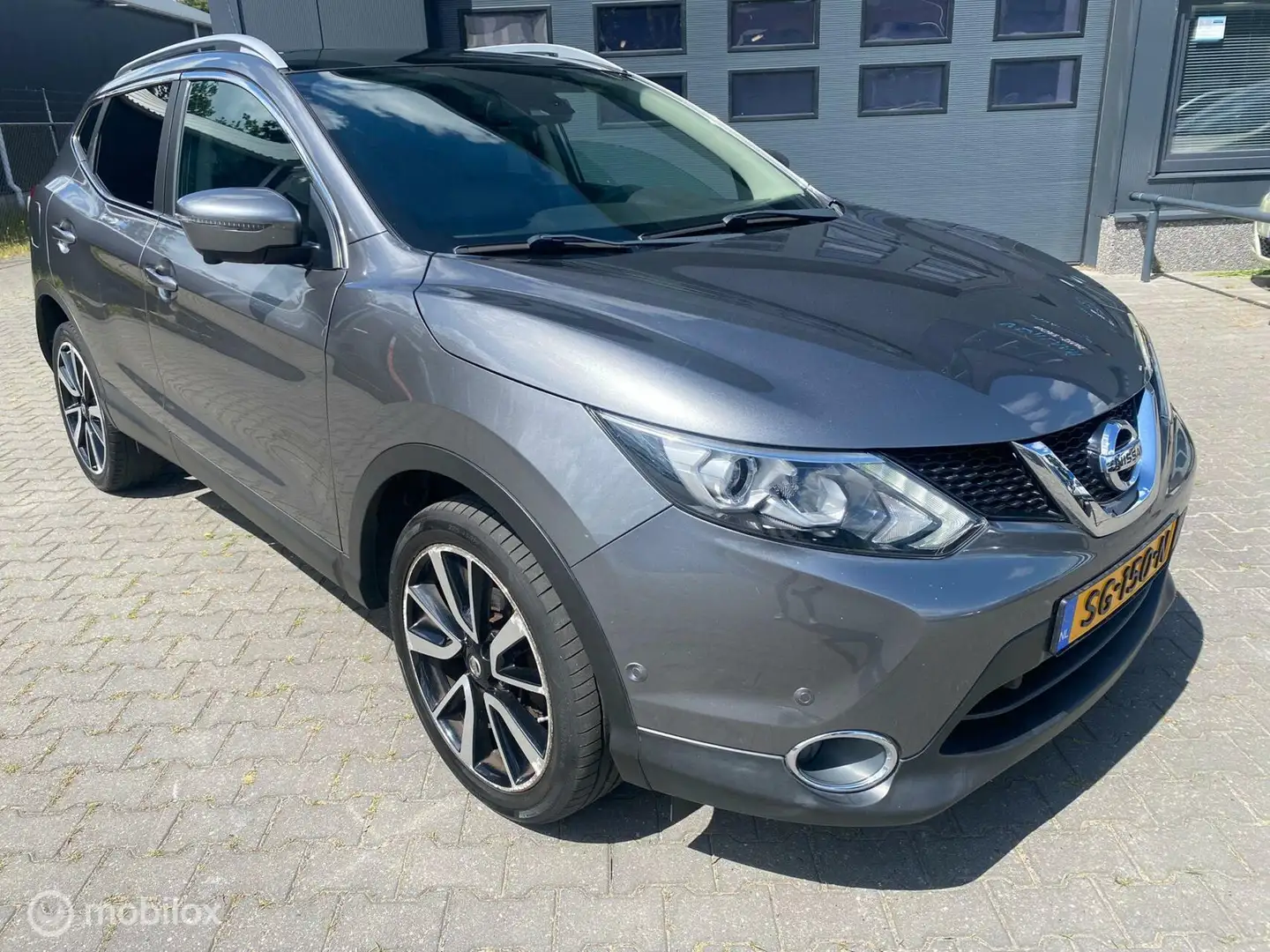 Nissan Qashqai 1.2 N-Connecta / Automaat/Leder /Panorama dak Grijs - 2