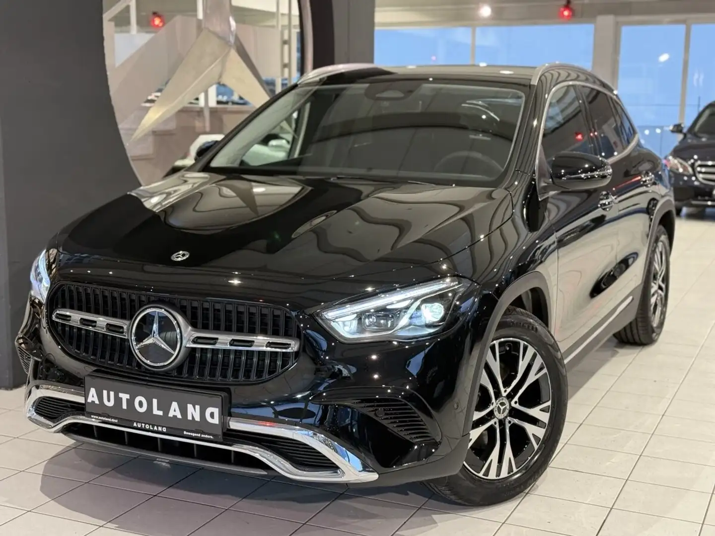 Mercedes-Benz GLA 200 d 4Matic Ö Edition Schwarz - 1