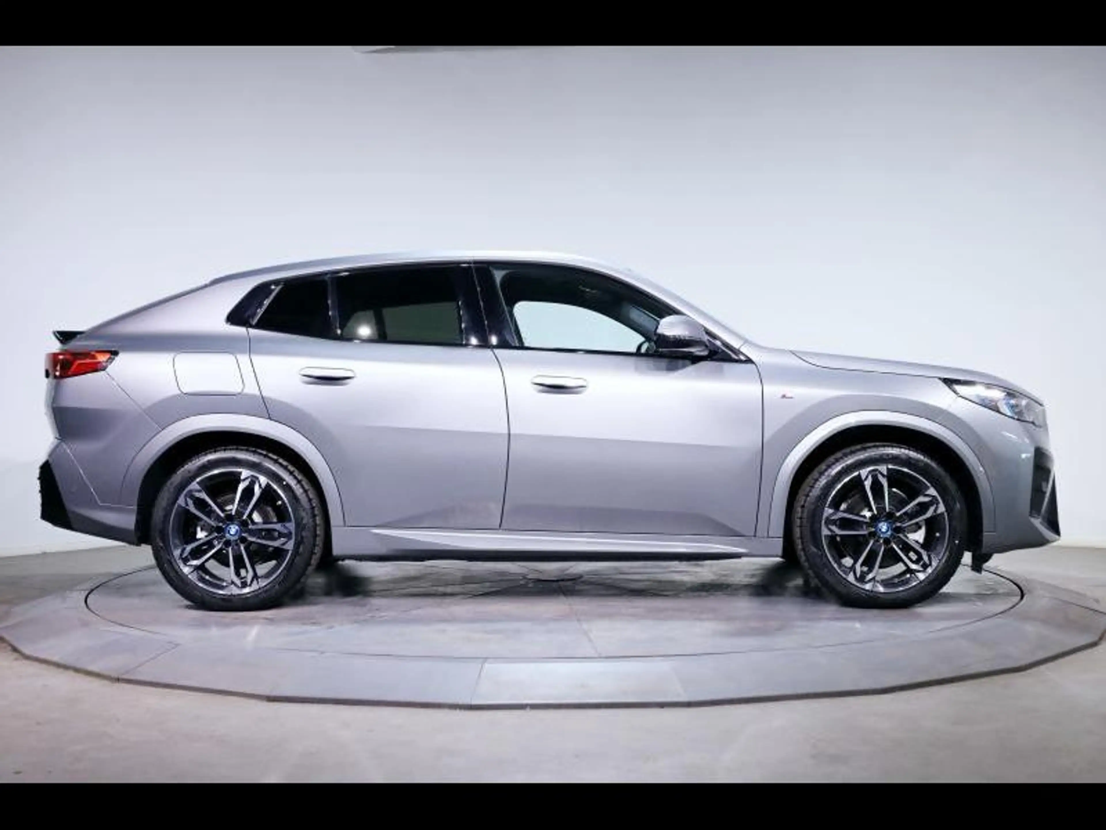 BMW iX2 xDrive30 Kit M Sport — photo 3