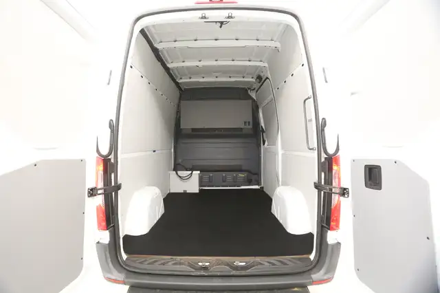 Mercedes-Benz Sprinter view 3