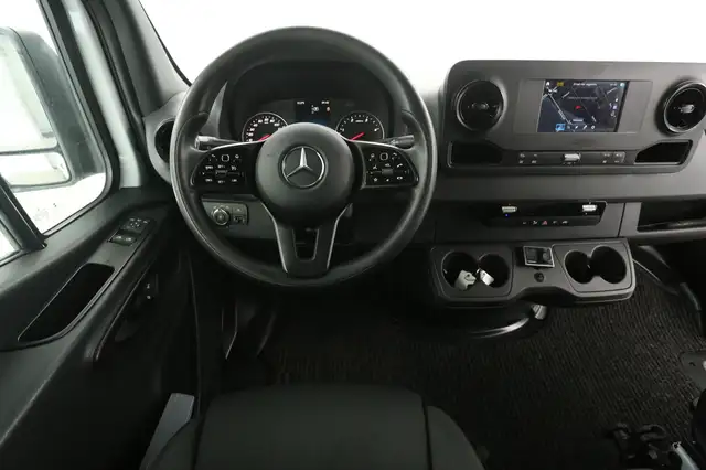 Mercedes-Benz Sprinter view 2