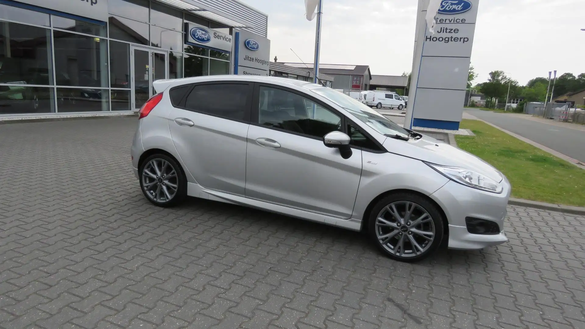 Ford Fiesta 1.0 EcoBoost ST Line CRUISE, CLIMA, NAVI, PDC, VER Grijs - 2