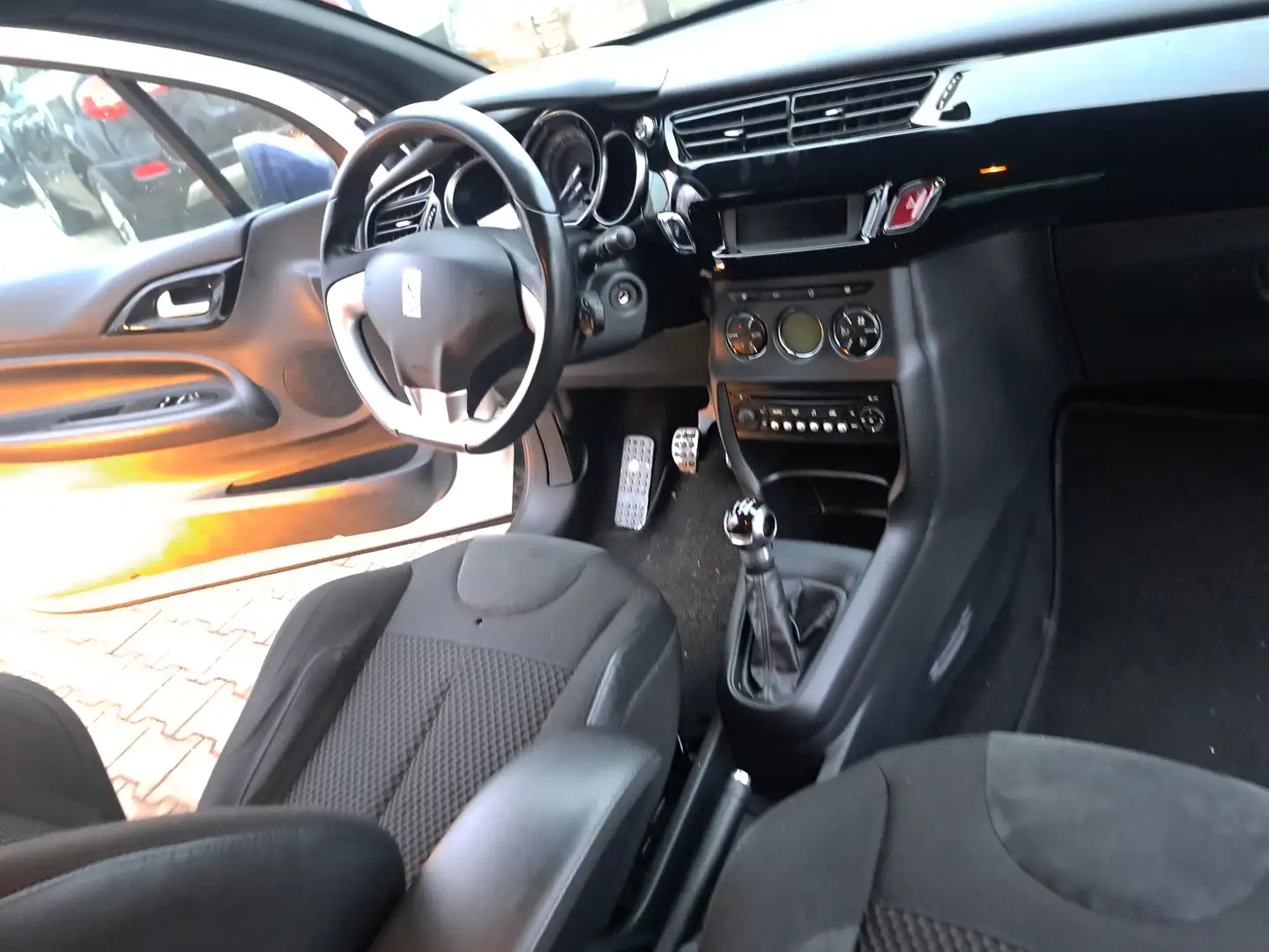 Citroen DS3 Pure Tech VTi 82 SoChic Bílá - 1