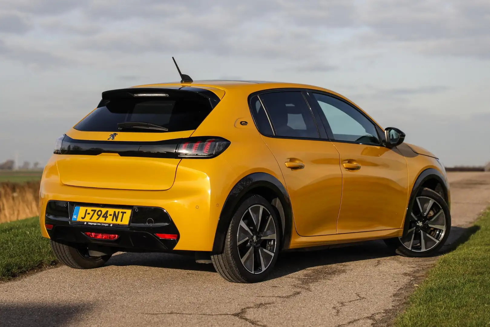 Peugeot e-208 EV GT 350 50 kWh ✅ Pano ✅ Matrix LED ✅ 3 Fase Sárga - 2