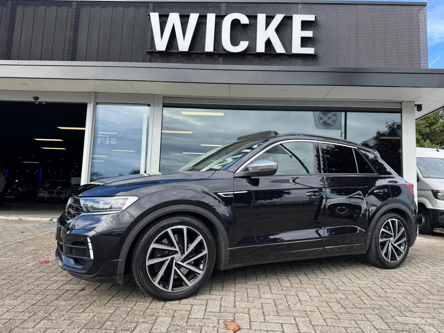 Volkswagen T-Roc 2.0 TSI 4Motion R 300 PK AKRAPOVIC Panorama Camera Zwart - 1