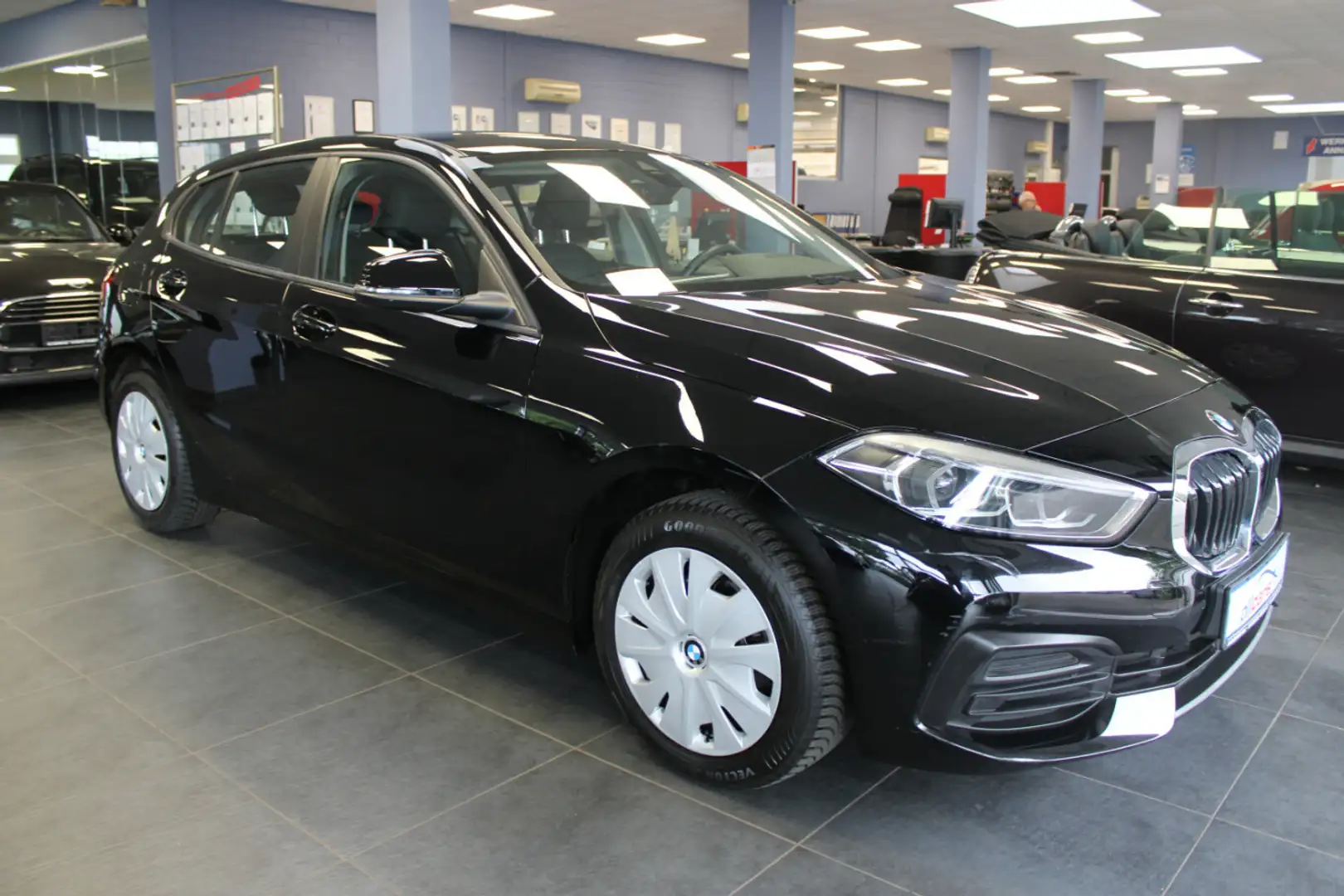 BMW 118 118d Aut. Advantage Schwarz - 1
