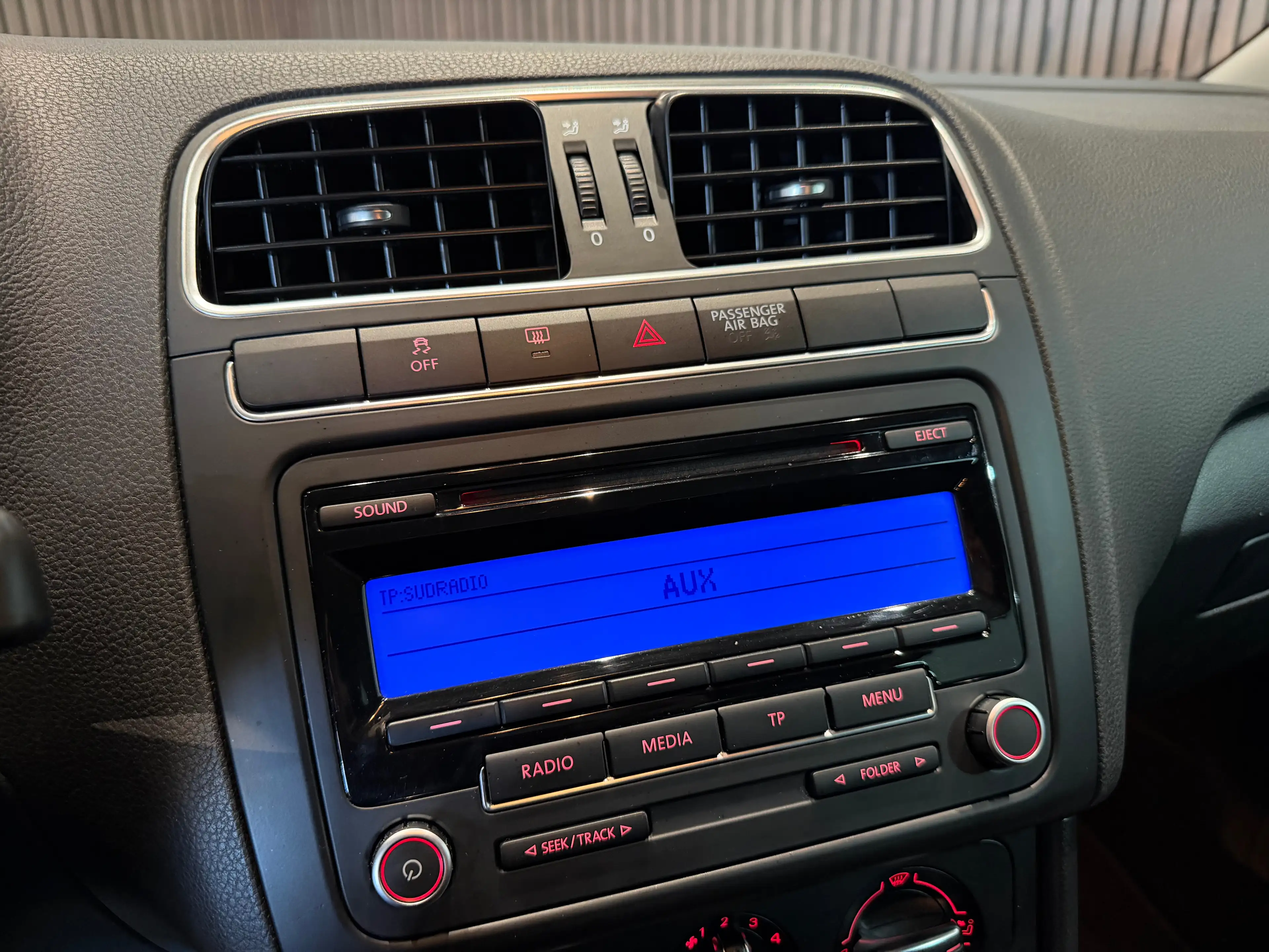Volkswagen Polo 1.2i - GARANTIE 12MOIS - 1ERPRO — photo 11