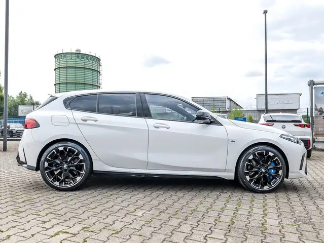 BMW 1 Series view 10