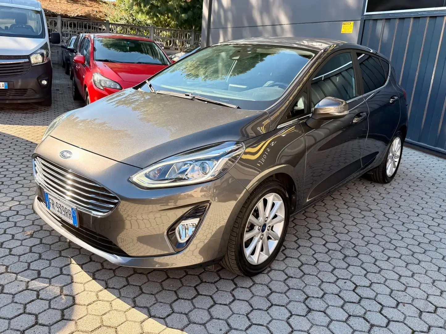 Ford Fiesta Fiesta VII 2017 5p 5p 1.0 ecoboost Titanium s Grijs - 2