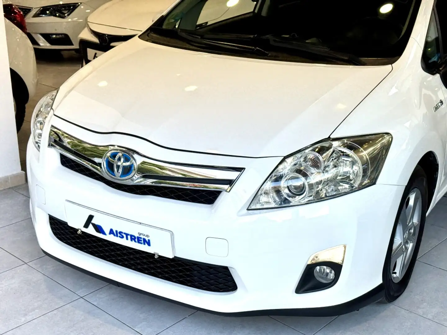 Toyota Auris hybrid Advance Білий - 2